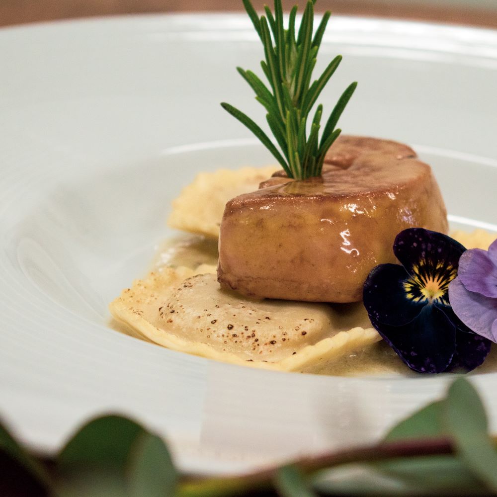 foie gras et ravioles réalisé par un traiteur pour un repas de Saint Valentin